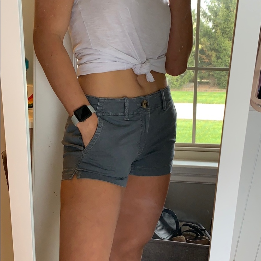 grey shorts